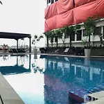 Modern Look And Homey Studio Apartment Gateway Park Lrt City By Travelio
