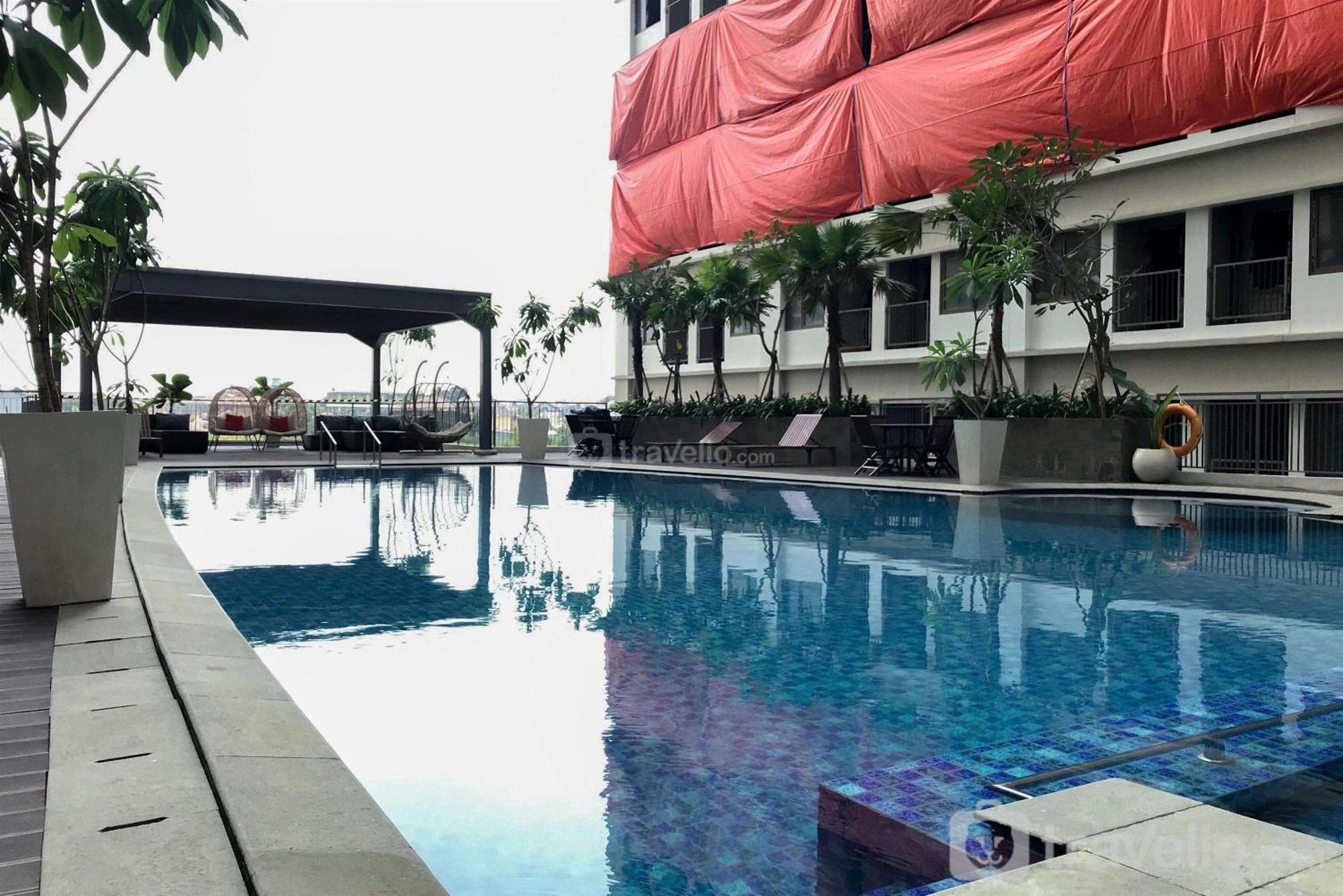 Modern Look And Homey Gateway Park Lrt By Travelio Bekasi