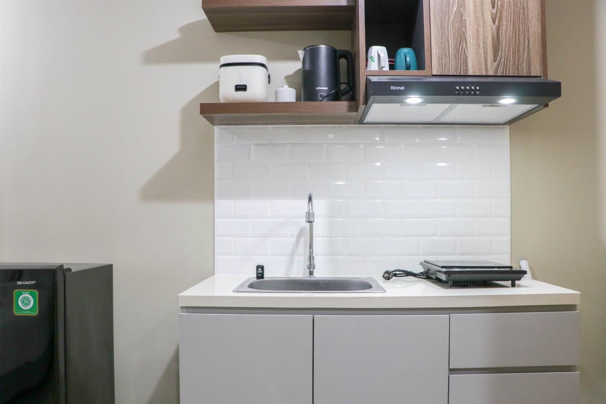 Modern Look And Homey Gateway Park Lrt By Travelio Apartemen Bekasi